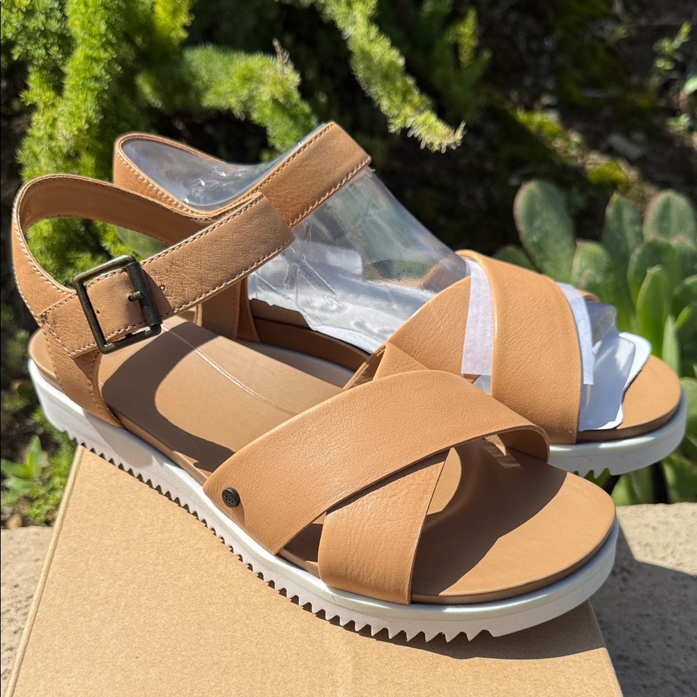Ugg Zoie sandals shoes 9 in box